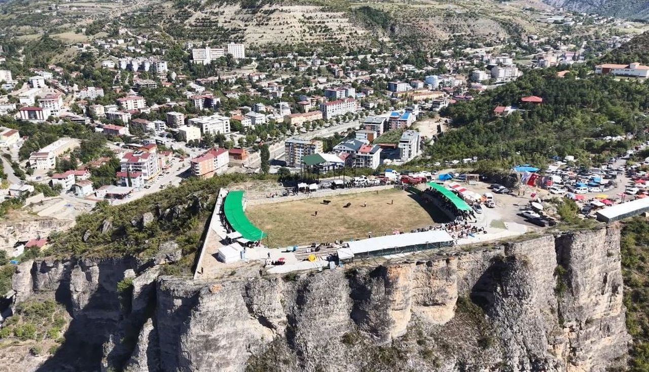 ARTVİN’İN ARDANUÇ İLÇESİNDE KAYALIK ÜZERİNE İNŞA EDİLEN VE UÇURUMA BAKAN BÖLÜMÜ YERDEN YAKLAŞIK...