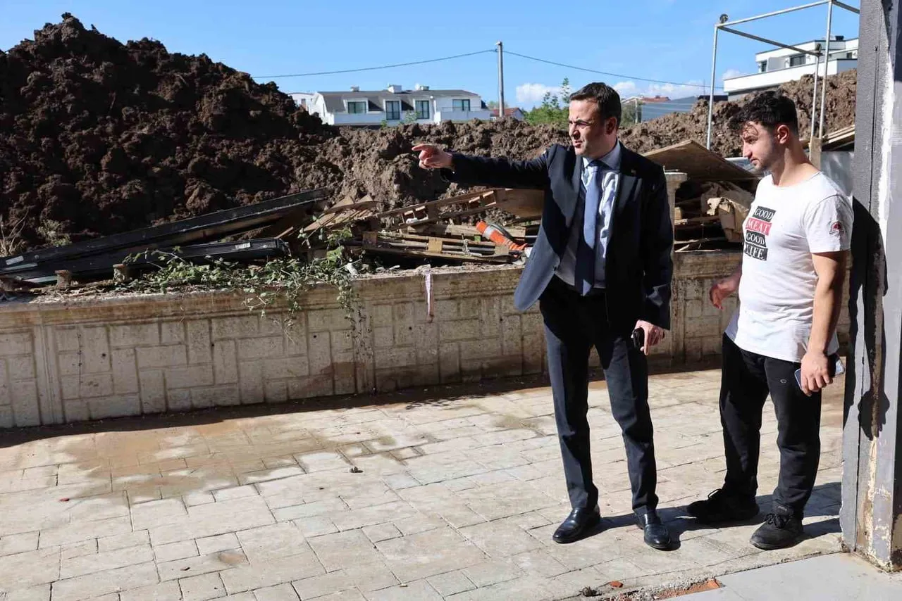 BAŞİSKELE’DE SELDEN ZARAR GÖREN ESNAFI ZİYARET EDEN BELEDİYE BAŞKANI YASİN ÖZLÜ, İŞ YERLERİNDEKİ...