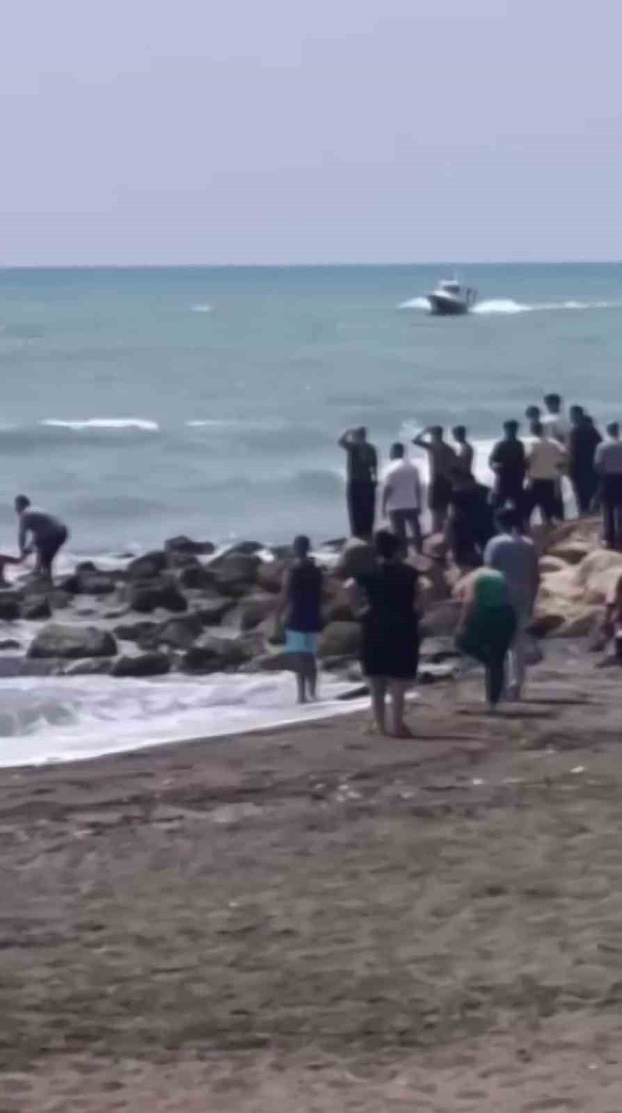 HATAY’IN SAMANDAĞ İLÇESİNDE KAYMAKAMLIK TARAFINDAN YAPILAN ‘DENİZE GİRMEYİN’ UYARISINA ALDIRIŞ...