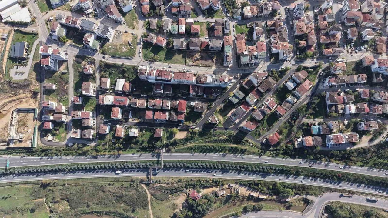 ÇAYIROVA ATATÜRK MAHALLESİ’NDE 13 SOKAKTA YÜRÜTÜLEN ÜSTYAPI YENİLEME ÇALIŞMALARI KAPSAMINDA 2 BİN...