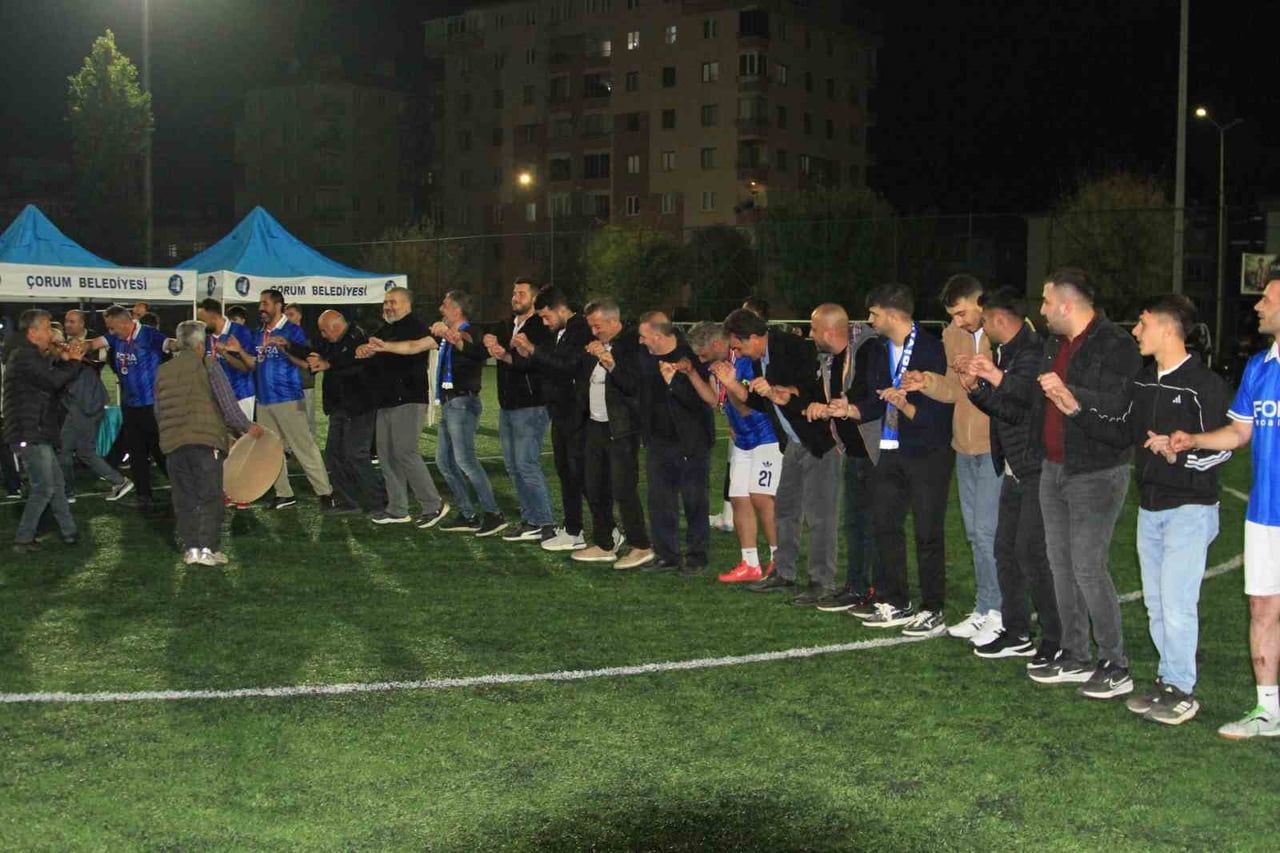 KÖYLER ARASI KARŞILAŞMA GERÇEKLEŞTİ. ŞAMPİYONLUK HALAY ÇEKİLEREK KUTLANILDI