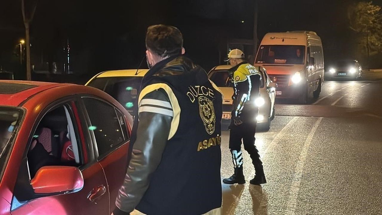 DÜZCE İL EMNİYET MÜDÜRLÜĞÜNÜ BAĞLI EKİPLER TARAFINDAN YAPILAN DENETİMLERDE 4 BİN 401 KİŞİ TEK TEK...