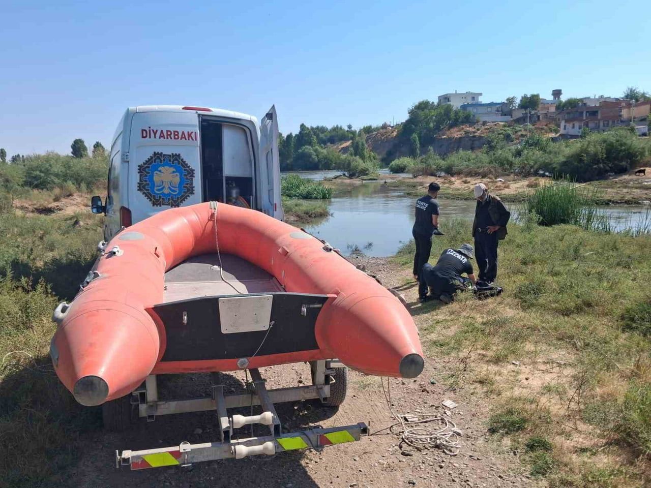SUR İLÇESİNDE 3 GÜNDÜR DİCLE NEHRİNDEKİ ADACIKTA MAHSUR KALAN 52 KEÇİ VE OĞLAK, İTFAİYE...