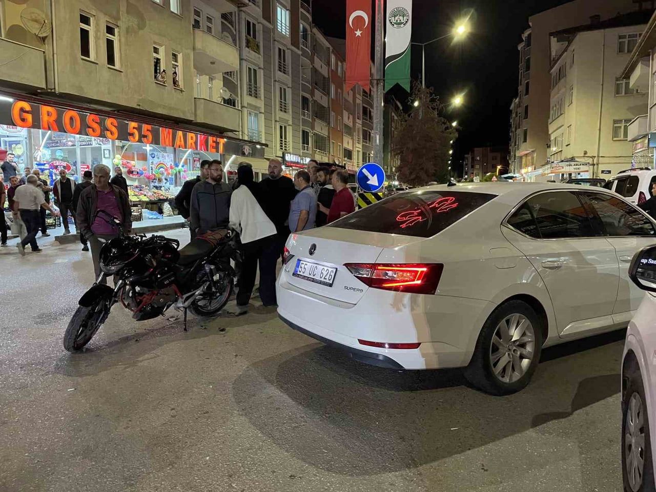 KAVAK MERKEZ İSTİKAMETİNDEN GELEN E.G. YÖNETİMİNDEKİ 55 ARC 911 PLAKALI MOTOSİKLET, KAVŞAKTA...