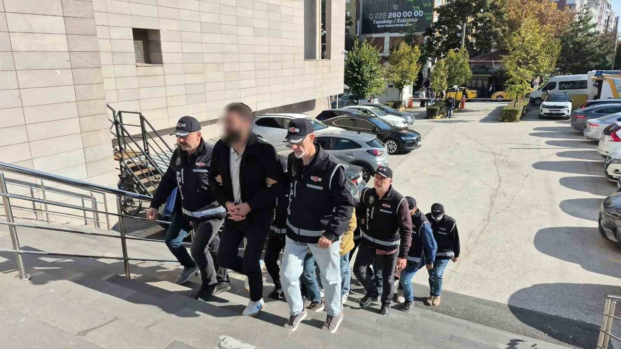 ESKİŞEHİR MERKEZLİ 3 İLDE TEFECİLERE YÖNELİK DÜZENLENEN EŞ ZAMANLI OPERASYONDA 5 ŞÜPHELİ...