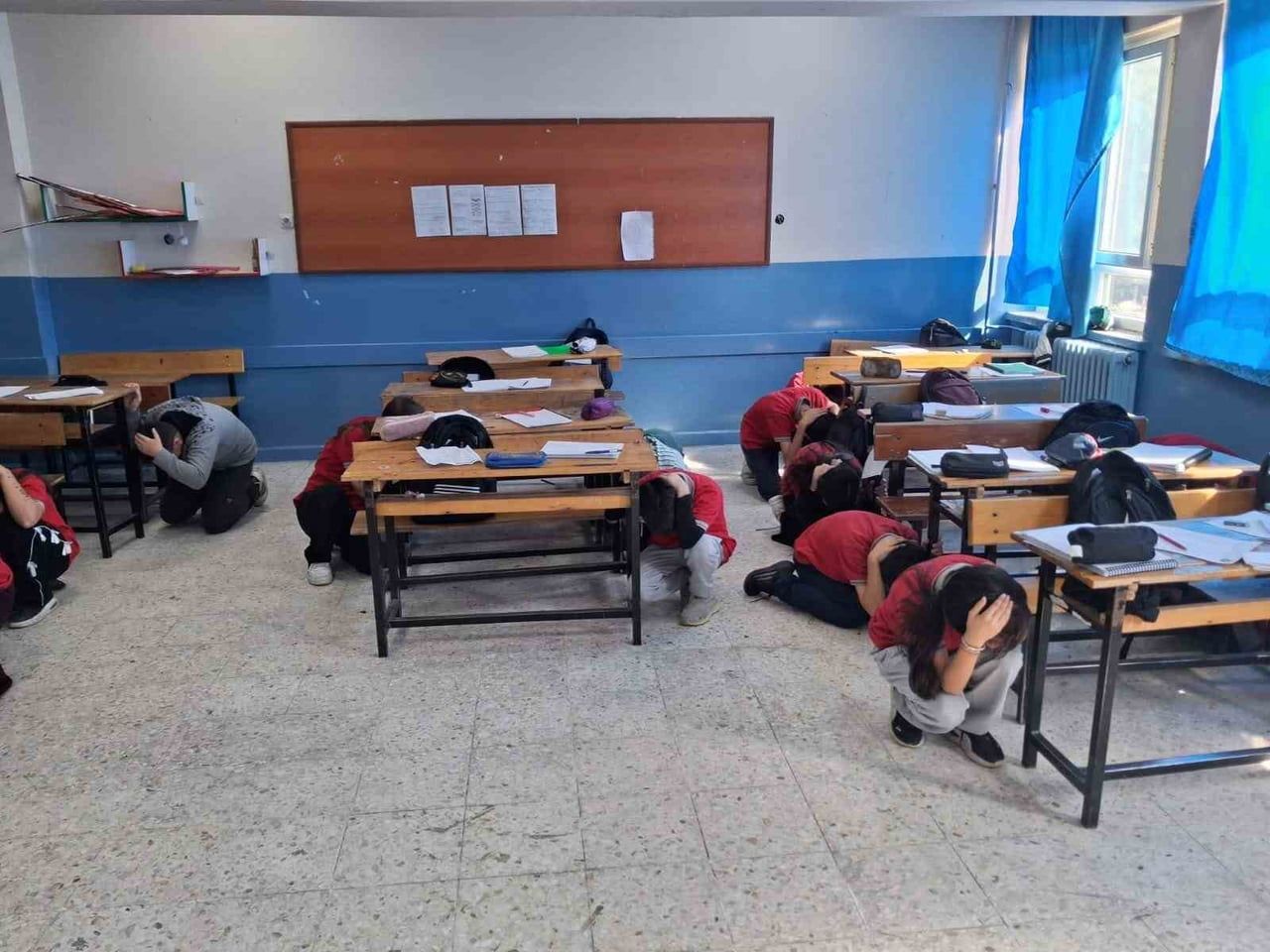 ÇANAKÇI VE TIRAZLAR HÜSEYİN GÜMÜŞLÜ ORTAOKULUNDA DÜZENLENEN DEPREM TATBİKATINDA ÖĞRENCİLER VE...