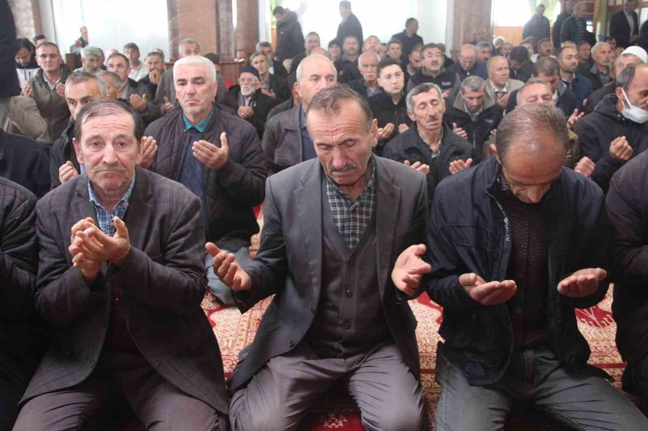 GÖLKÖY İLÇESİNİN GÜZELYURT MAHALLESİ'NDE MAHSULLERİNİ KURUTAMAYAN ÜRETİCİLER, BÖLGEDE ALIŞILMIŞIN...