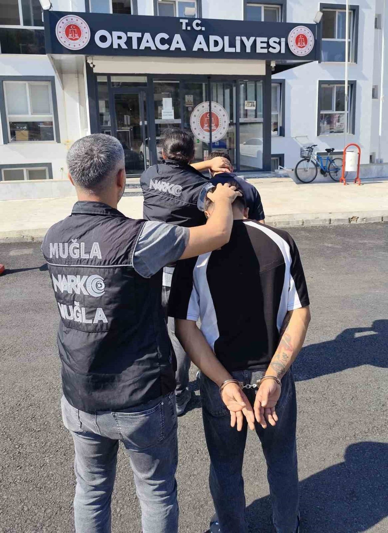 DALAMAN’A OTOBÜSLE UYUŞTURUCU GETİREN ŞÜPHELİ TUTUKLANDI