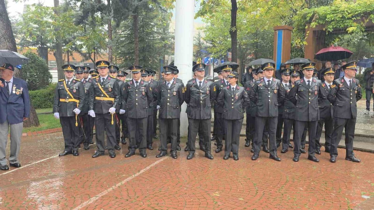 DİYARBAKIR’IN ERGANİ İLÇESİNDE 29 EKİM CUMHURİYET BAYRAMI KUTLAMALARI, YOĞUN YAĞMUR ALTINDA...