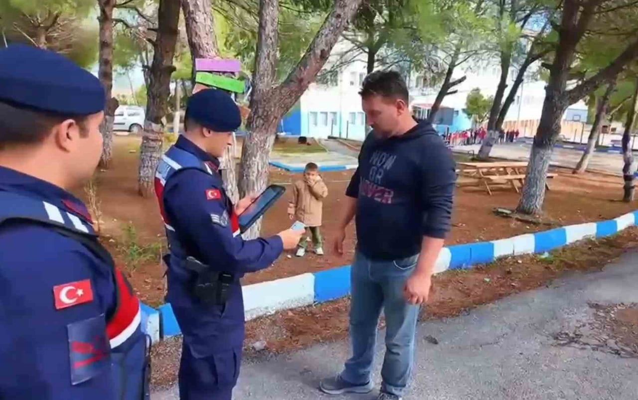 ÇANAKKALE’DE EĞİTİM VE ÖĞRETİM DÖNEMİNDE ÇOCUKLARIN GÜVENLİĞİ İÇİN JANDARMA EKİPLERİNCE OKUL...