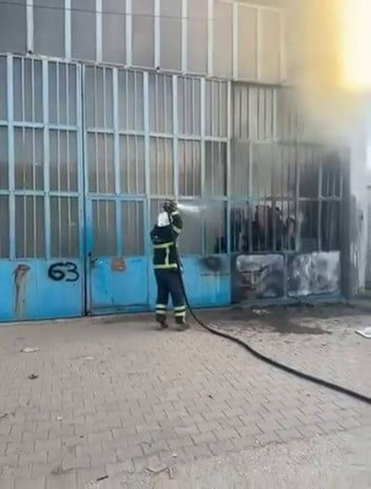 ADIYAMAN’IN KAHTA MARANGOZLAR SANAYİ BÖLGESİ’NDE BİR İŞ YERİNİN ELEKTRİK PANELİNDEN ÇIKTIĞI...