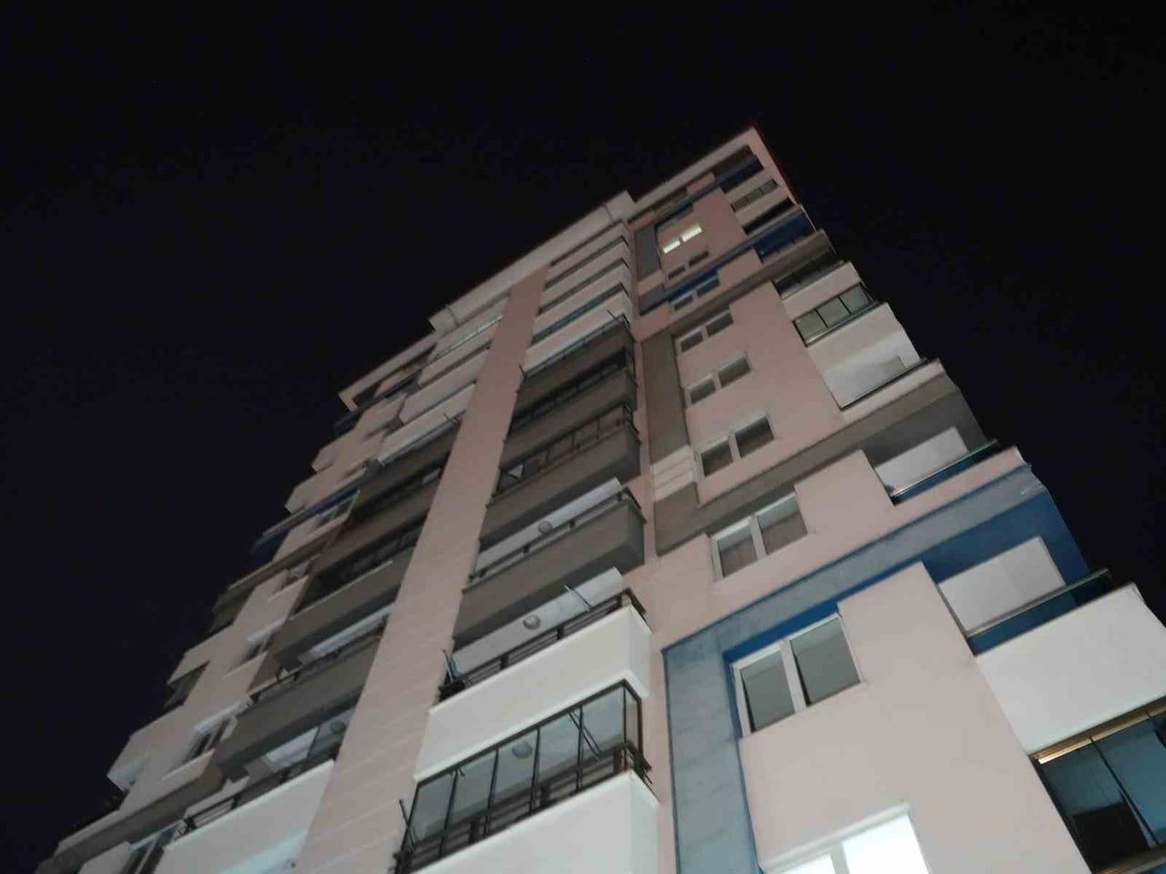 KASTAMONU’DA SİGARA İÇTİĞİ ESNADA BALKONDAN DENGESİNİ KAYBEDEREK 12’İNCİ KATTAN DÜŞEN AYŞE KOÇAK...