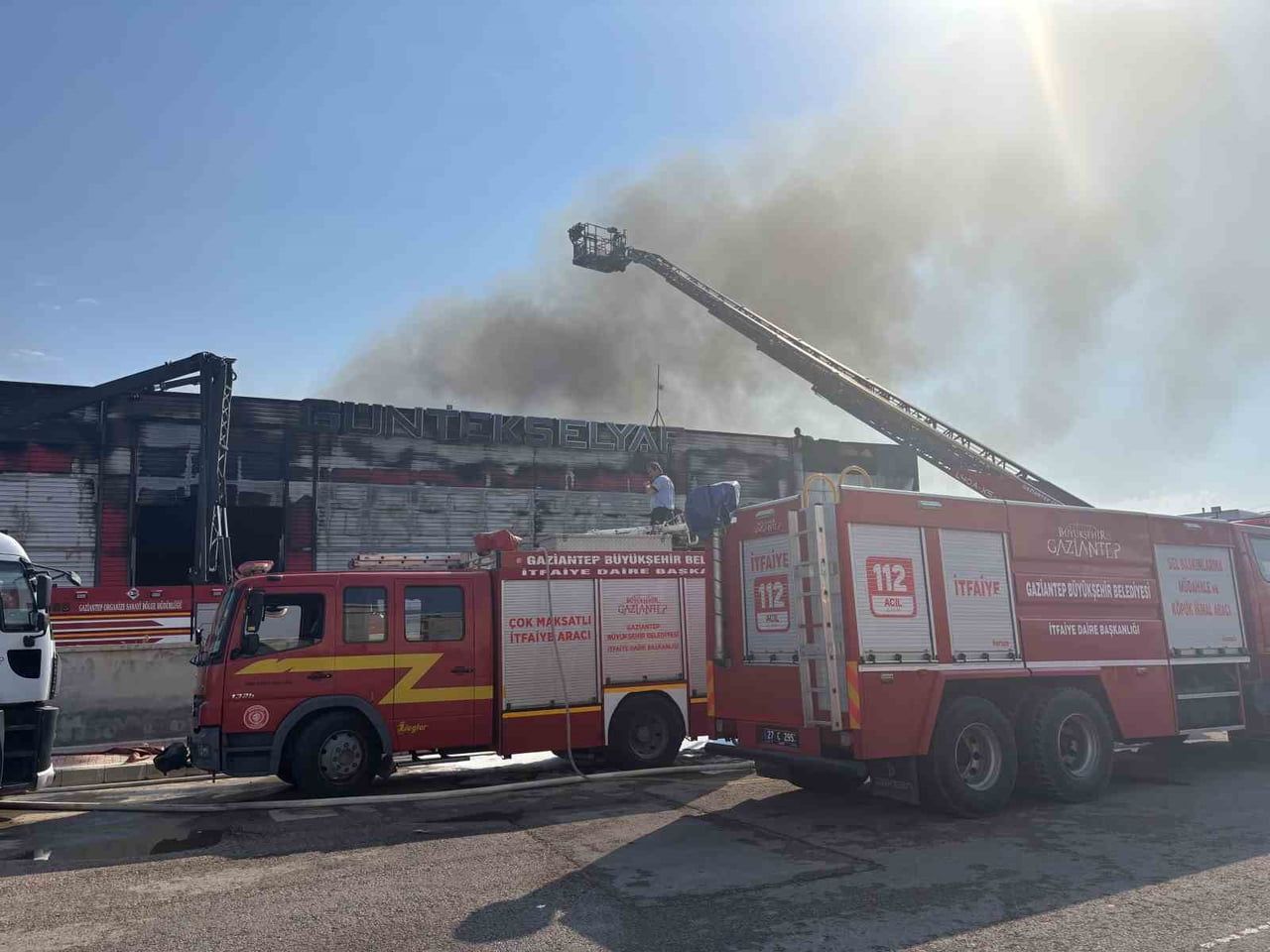 GAZİANTEP'TE ELYAF FABRİKASINDA ÇIKAN YANGIN, İTFAİYE EKİPLERİNCE ALINARAK SÖNDÜRÜLDÜ.