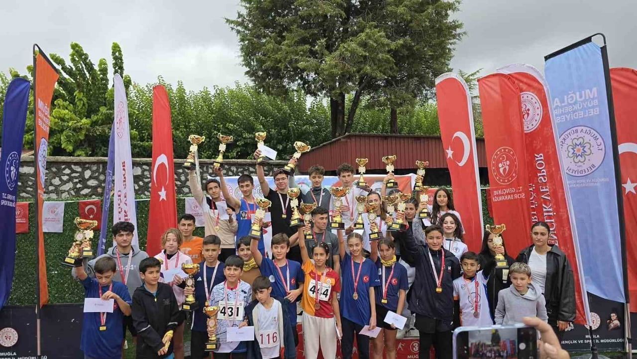 CUMHURİYET KOŞUSUNDA DERECEYE GİRENLER ÖDÜLLERİNİ ALDI