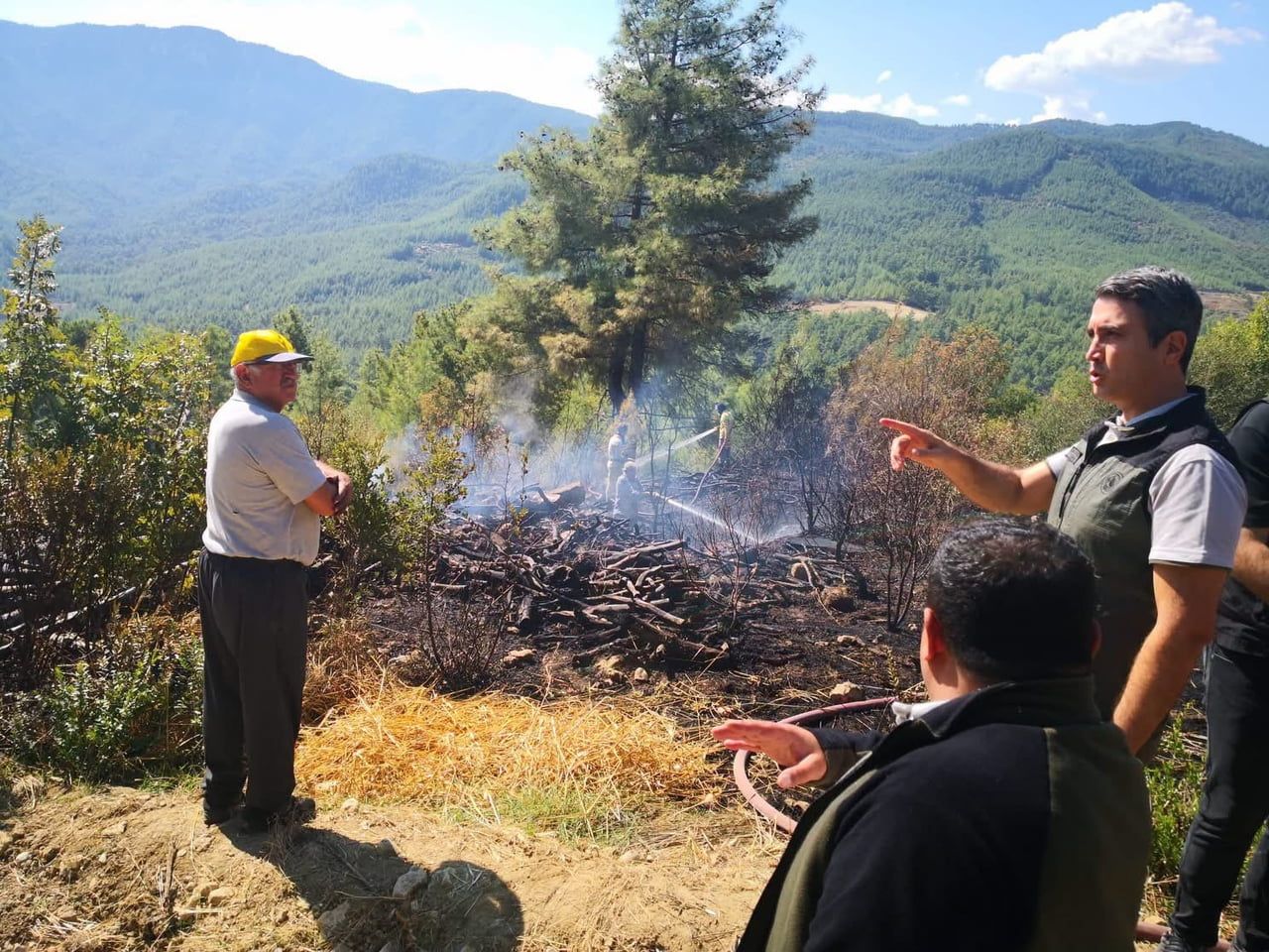 BURDUR’UN BUCAK İLÇESİNE BAĞLI ÇAMLIK KÖYÜNDE ORMANLIK ALANDA ÇIKAN YANGIN, EKİPLERİN...