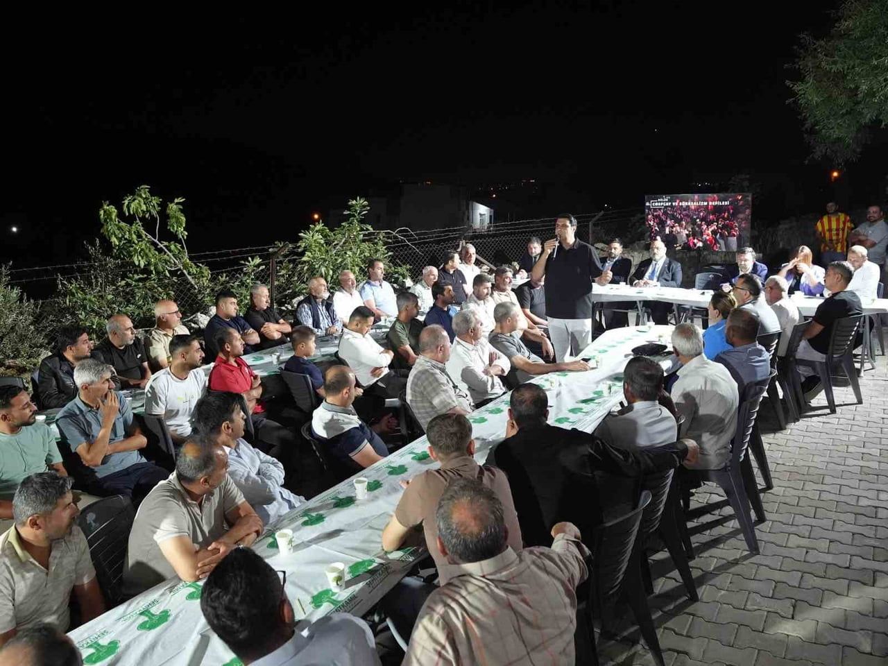 ŞEHİTKAMİL BELEDİYE BAŞKANI UMUT YILMAZ, DÜLÜK MAHALLESİ’NDE VATANDAŞLARLA BİR ARAYA GELEREK...