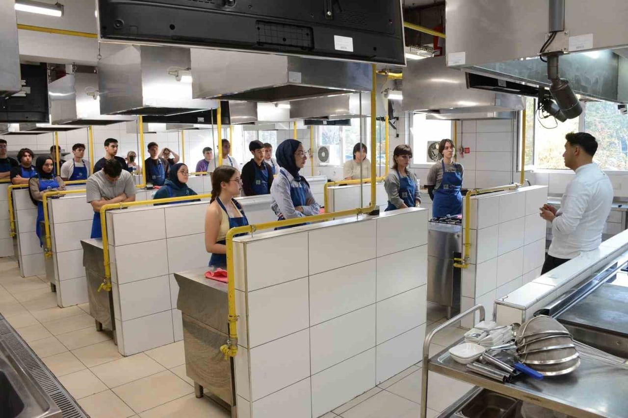 ANADOLU ÜNİVERSİTESİ GASTRONOMİ KULÜBÜ TARAFINDAN 'PİZZA WORKSHOP' ETKİNLİĞİ...