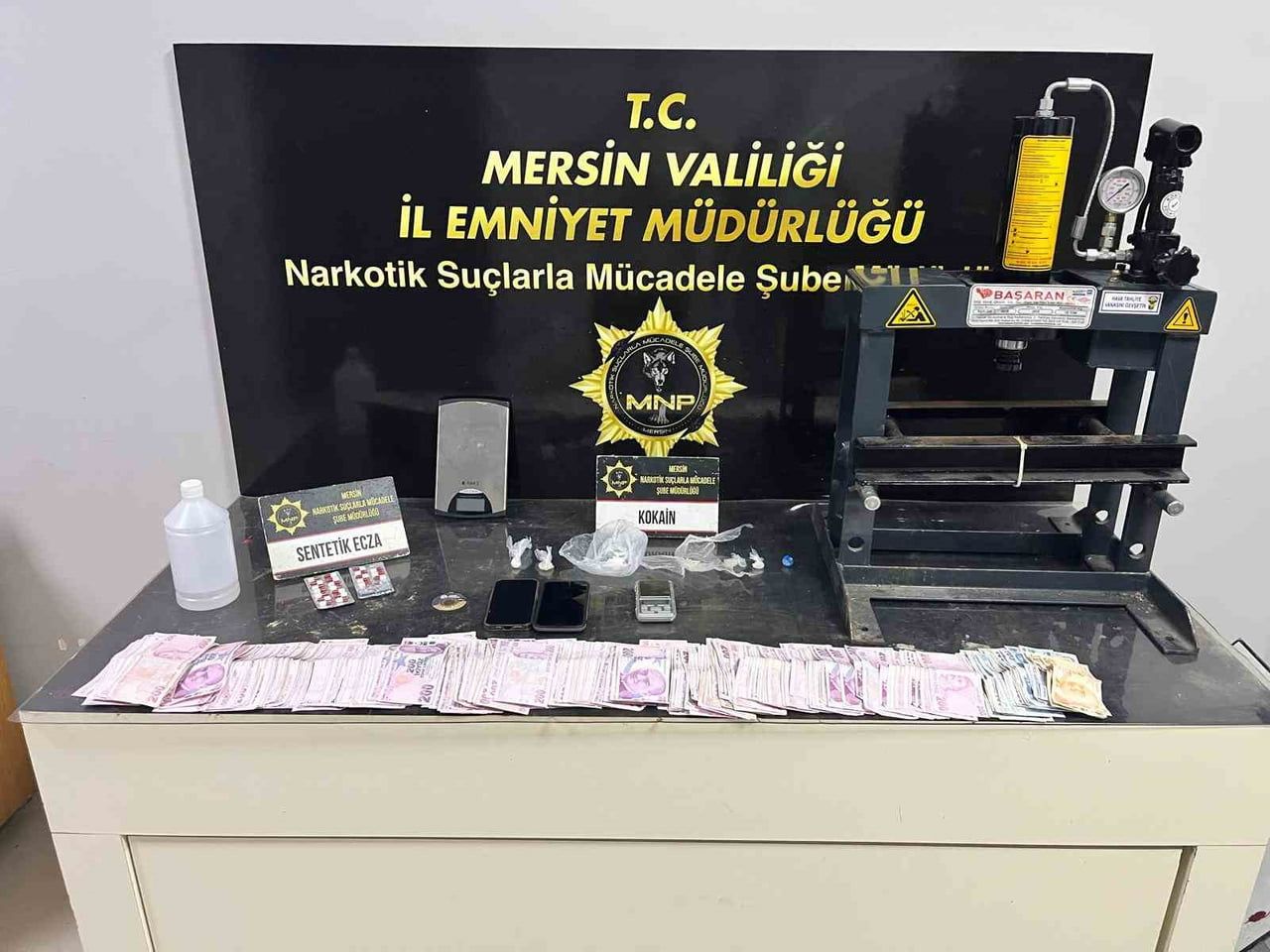 MERSİN’DE UYUŞTURUCU MADDE TİCARETİ YAPTIĞI ÖNE SÜRÜLEN SOKAK SATICILARINA YÖNELİK DÜZENLENEN...