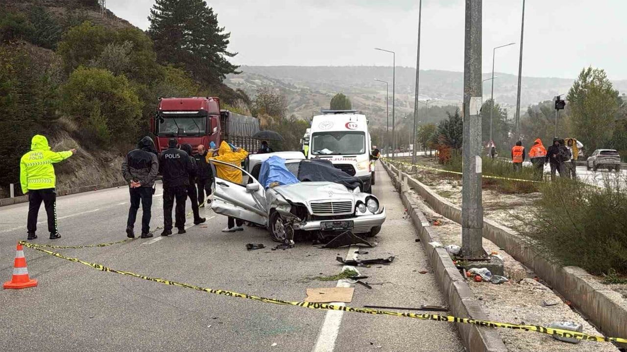 BURDUR-ANTALYA KARA YOLUNDA OTOMOBİLİNİN BARİYERLERE ÇARPMASI SONUCU MEYDANA GELEN TRAFİK...
