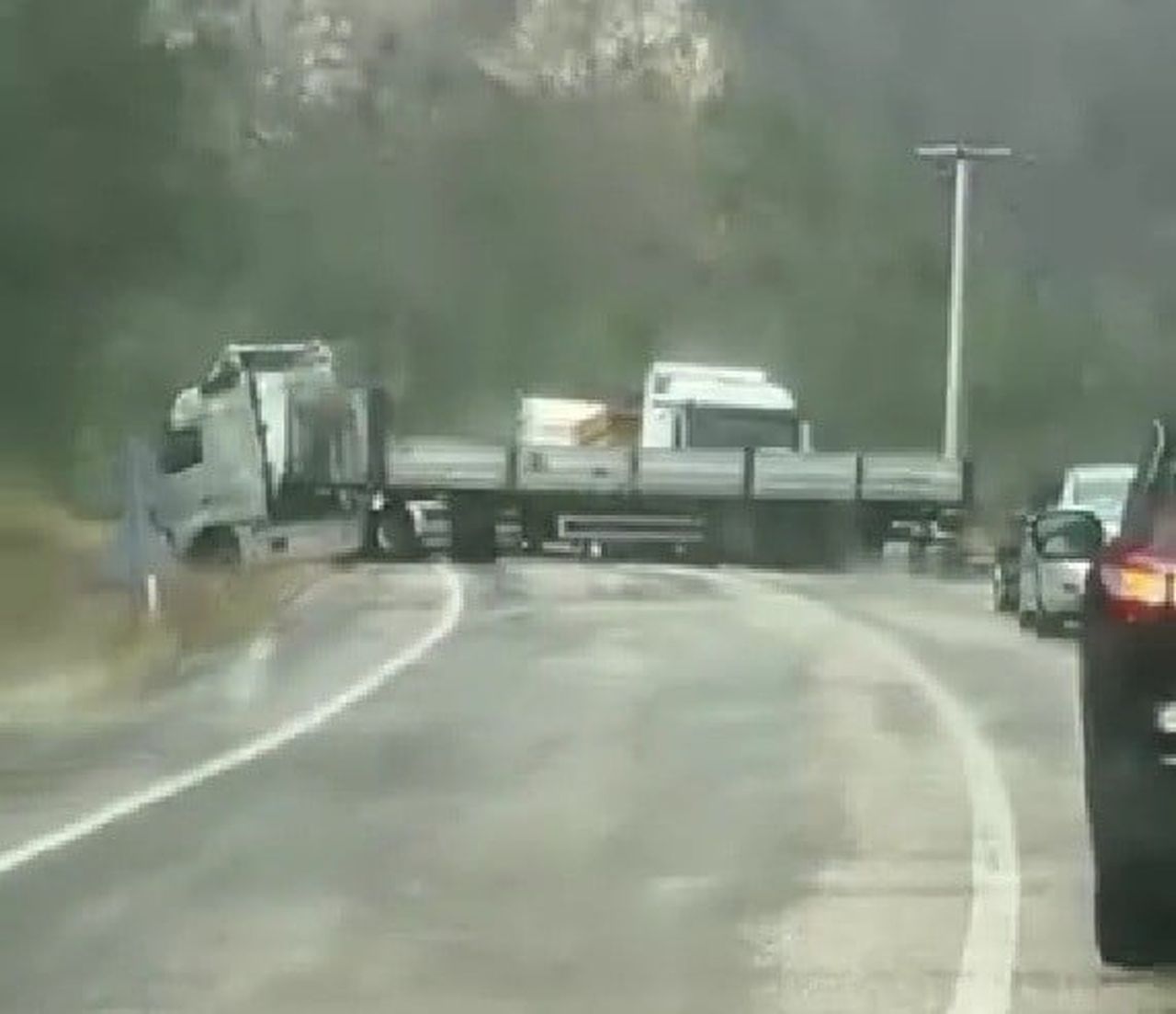 KARABÜK-YENİCE KARA YOLUNUN SÜRÜCÜSÜNÜN KONTROLÜNÜ KAYBETTİĞİ TIRIN MAKASLAMASI SONUCU YOL TRAFİĞE...