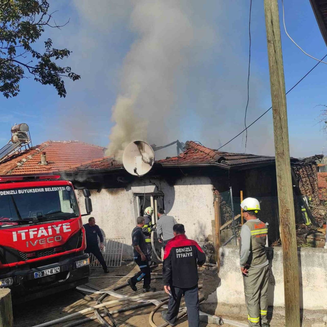 DENİZLİ’NİN PAMUKKALE İLÇESİNDE MÜSTAKİL BİR EVDE ÇIKAN YANGIN PANİĞE NEDEN OLDU. YANGINDA EV...