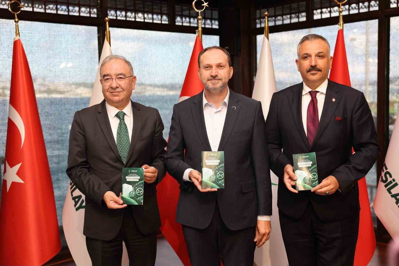 YEŞİLAY BİLİM KURULU ÜYESİ PROF. DR. TOKER ERGÜDER(SOLDA), YEŞİLAY GENEL BAŞKANI DOÇ. DR. MEHMET...