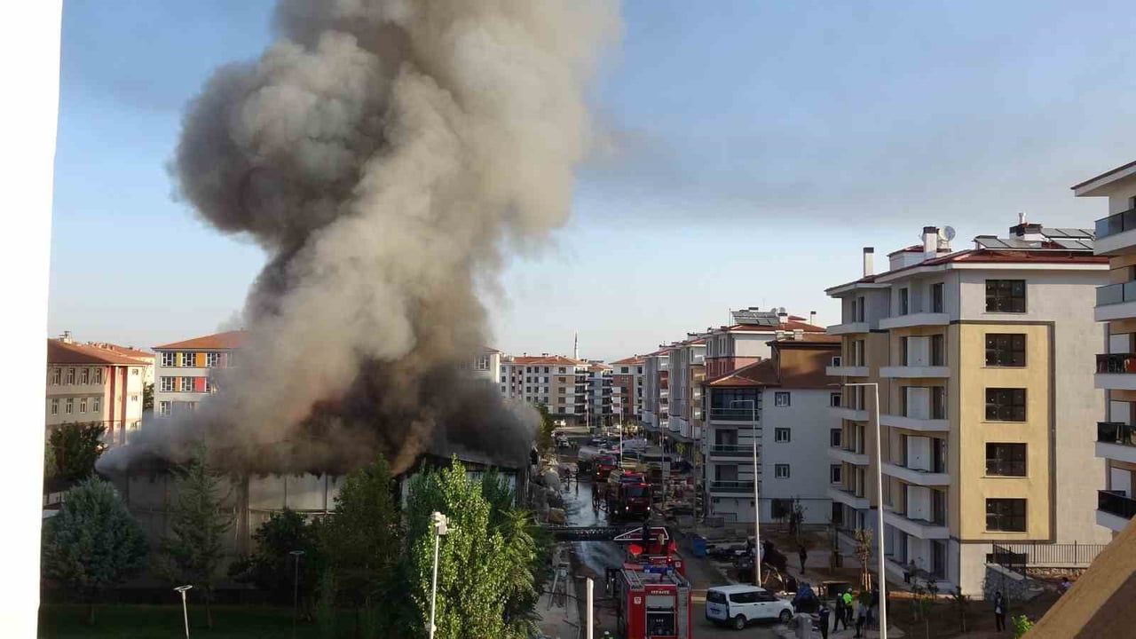 MALATYA’DA İŞÇİLERİN KALDIĞI YATAKHANEDE KORKUTAN YANGIN