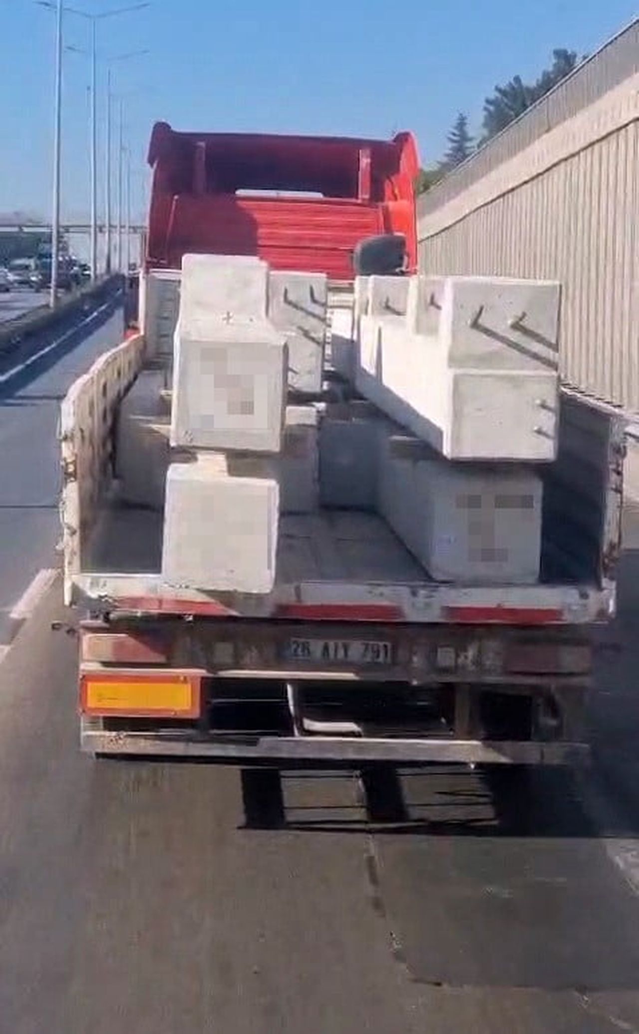 ESKİŞEHİR ÇEVREYOLU'NDA AÇIK KASALI BİR KAMYONDA HİÇBİR GÜVENLİK ÖNLEMİ ALINMADAN TAŞINAN TBETON...