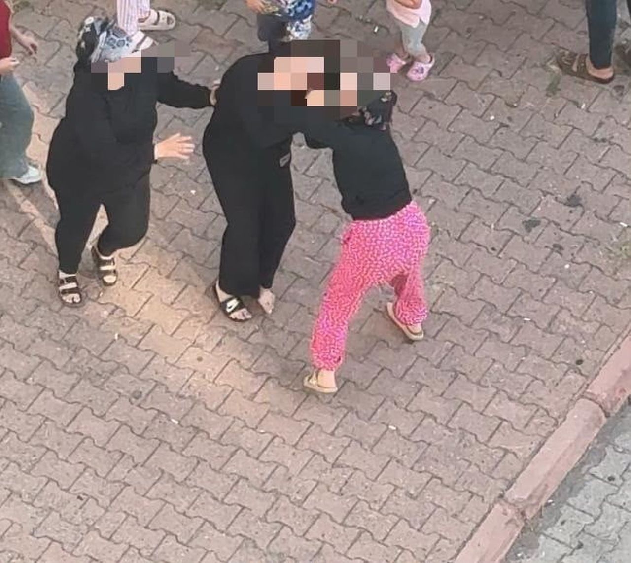 KAYSERİ’NİN MELİKGAZİ İLÇESİNDE MAHALLEDE KAMELYADA OTURAN 2 KADIN ARASINDA ÇIKAN TARTIŞMA SAÇ...