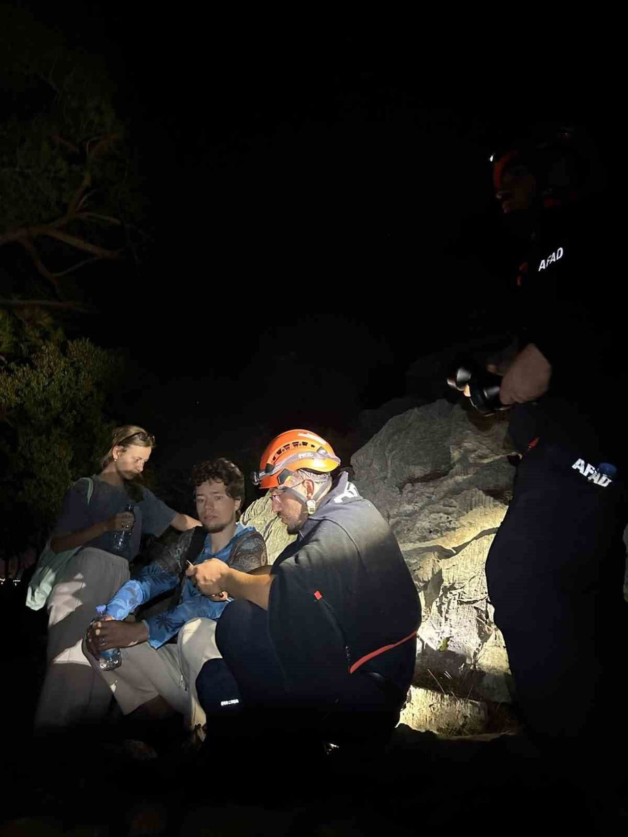ANTALYA’DA YÜRÜYÜŞ İÇİN ÇIKTIKLARI ORMANLIK ALANDA YOLLARINI KAYBEDEN 2 RUS TURİST AFAD...