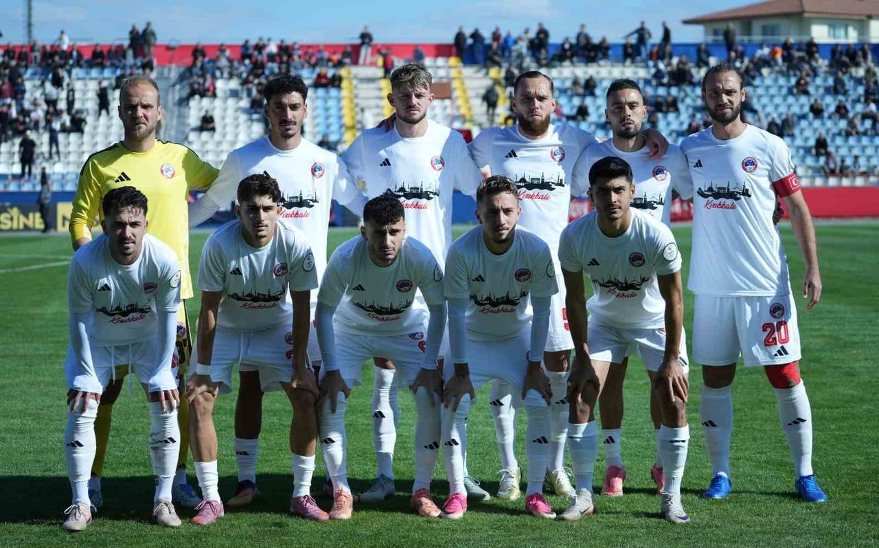 KIRIKKALE FK YÖNETİMİ, ADANASPOR DEPLASMANINDA ALINAN 1-1'LİK BERABERLİĞİN ARDINDAN FUTBOLCULARA...