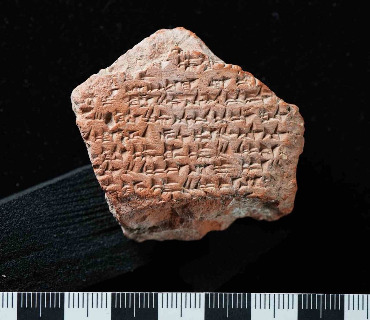 ÇORUM’DAKİ HİTİT BAŞKENTİ HATTUŞA’DA BULUNAN ÇİVİ YAZILI TABLET PARÇASININ, KADEŞ BARIŞ...