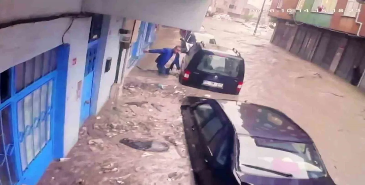 BİR VATANDAŞ ARACINI KURTARMAYA ÇALIŞIRKEN SEL SULARINA KAPILDIĞI YER ALDI.