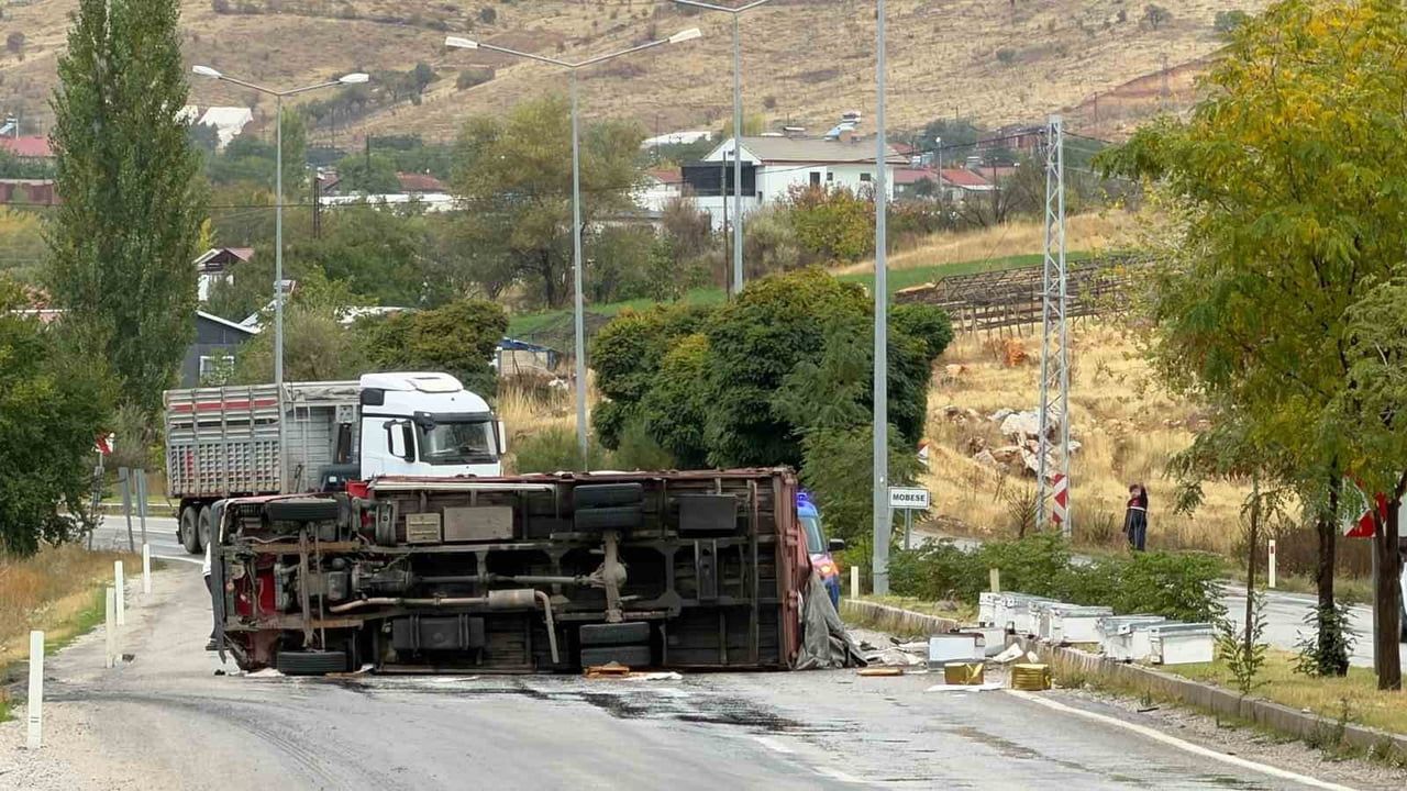 MALATYA-ADIYAMAN KARA YOLUNDA ARI YÜKLÜ KAMYONUN DEVRİLMESİ SONUCU 2 KİŞİ YARALANDI.