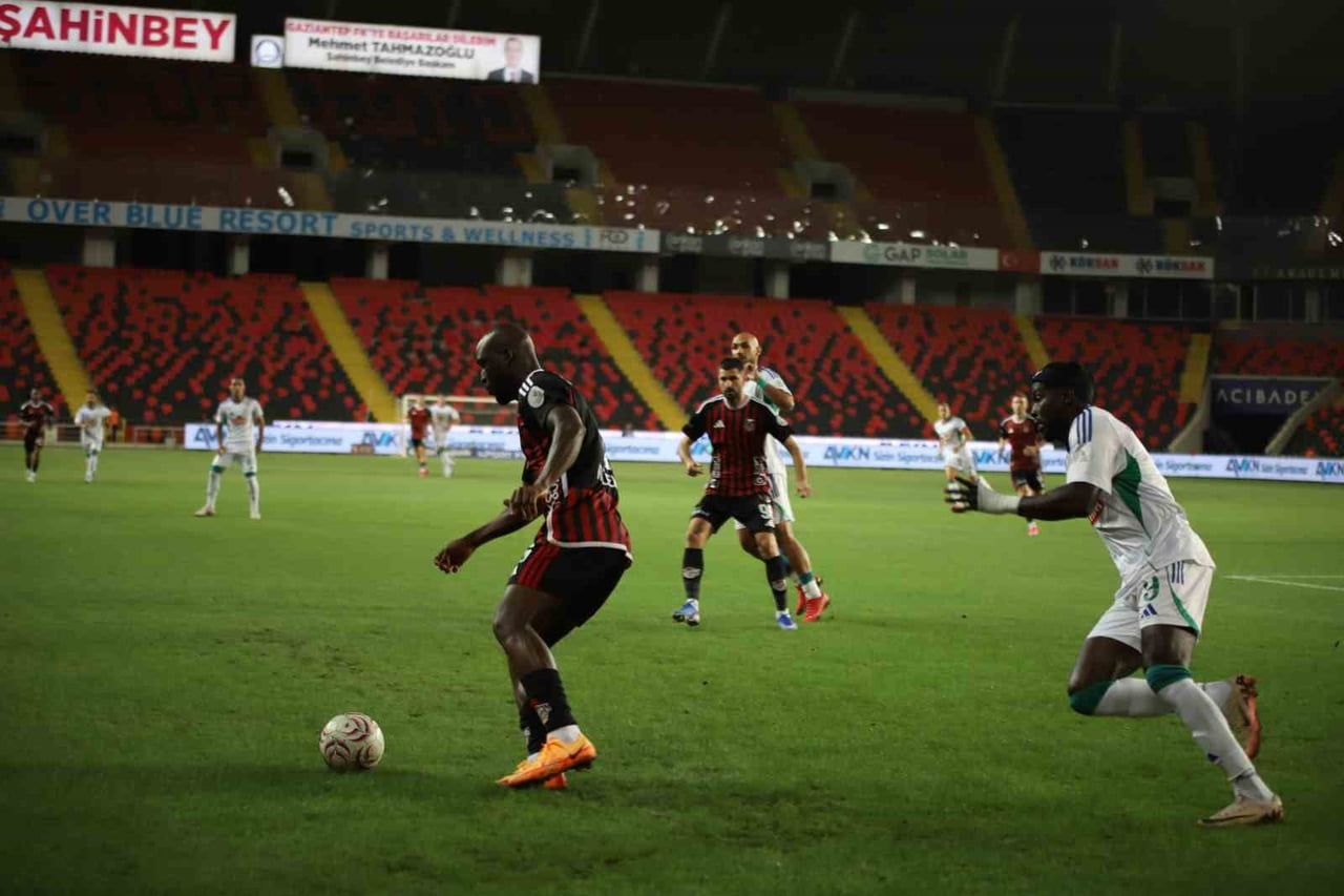 TRENDYOL SÜPER LİG'İN 3. HAFTASINDA GAZİANTEP FK, SAHASINDA ÇAYKUR RİZESPOR İLE KARŞILAŞIYOR....