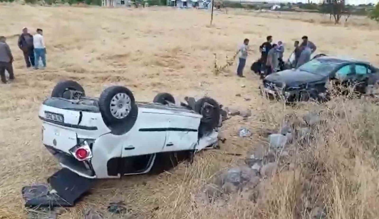 AKSARAY’DA YOL KENARINDA PARK HALİNDEKİ OTOMOBİLE SEYREDEN OTOMOBİLİN ÇARPMASI SONUCU MEYDANA...