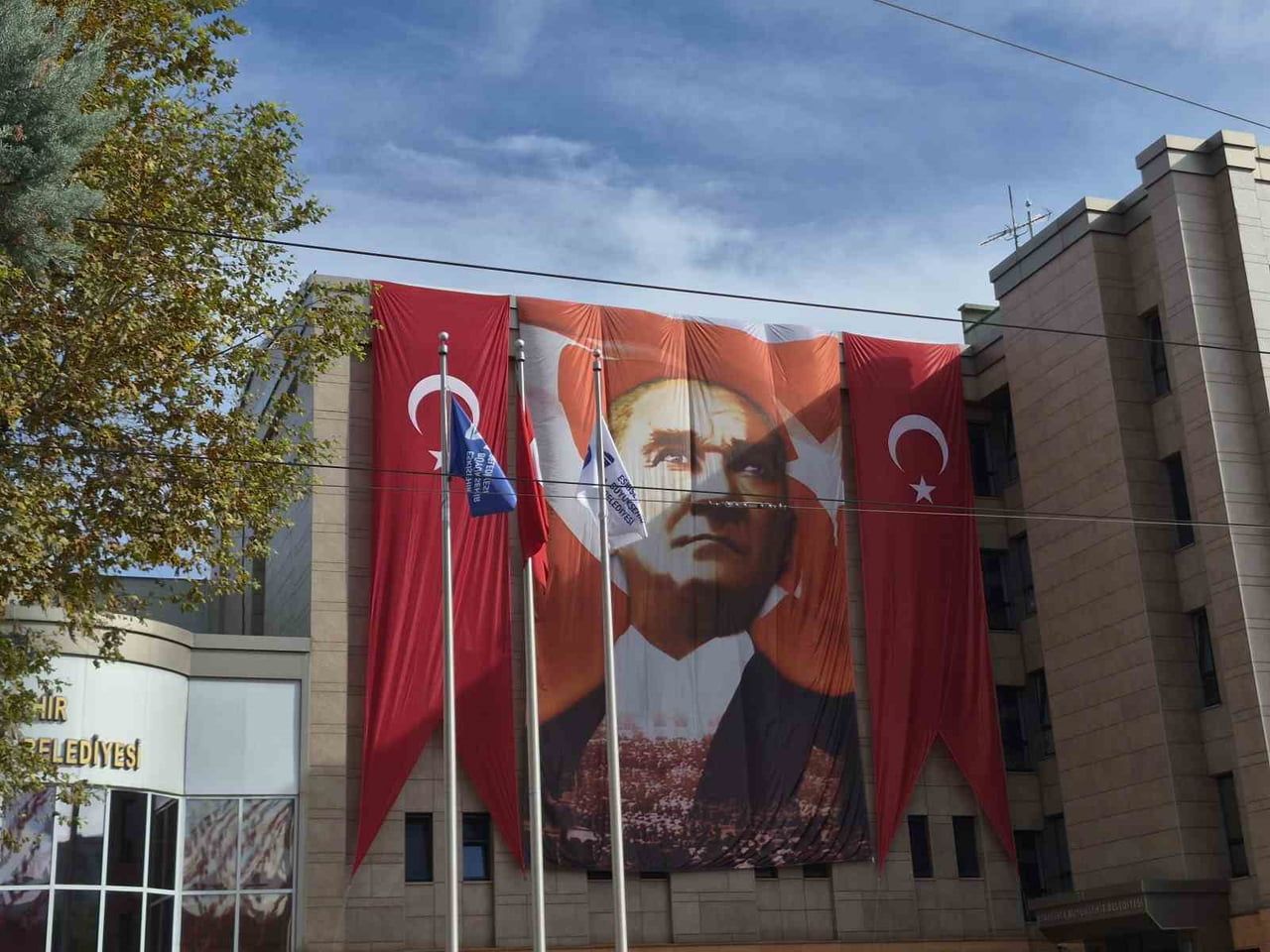 ESKİŞEHİR'DE 29 EKİM CUMHURİYET BAYRAMI HAZIRLIKLARI ÇERÇEVESİNDE KENT MERKEZİNDEKİ KAMU BİNALARI...