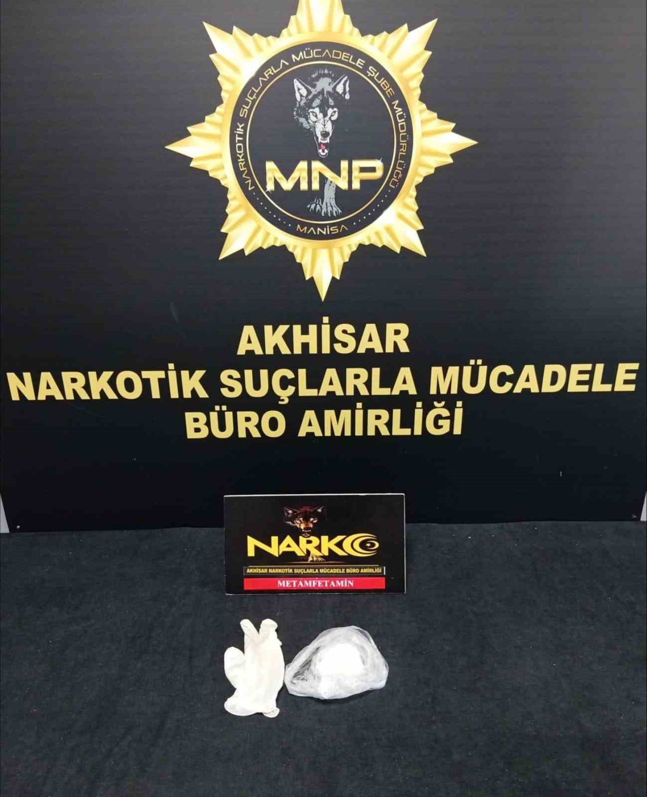 AKHİSAR’DA NARKOTİK EKİPLERİNİN 1 İKAMET VE 1 ARAÇTA YAPTIĞI ARAMALARDA METAMFETAMİN, SENTETİK...