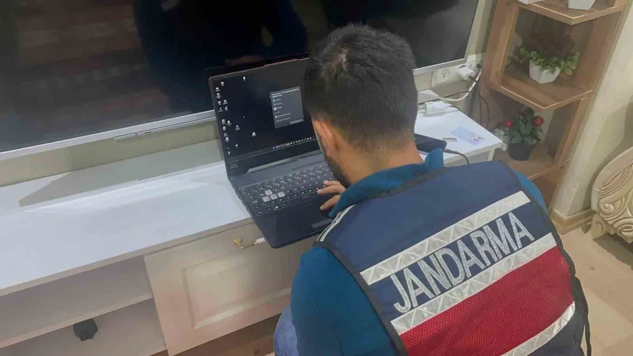 ANKARA İL JANDARMA KOMUTANLIĞI EKİPLERİNCE DÜZENLENEN OPERASYONDA, 101 MİLYON KİMLİK VERİSİ İLE...