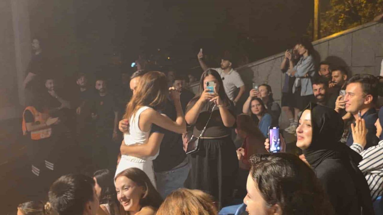 ZONGULDAK’IN KARADENİZ EREĞLİ İLÇESİNDE ÜNLÜ SANATÇI GÖKHAN TÜRKMEN’İN SAHNE ALDIĞI KONSER...