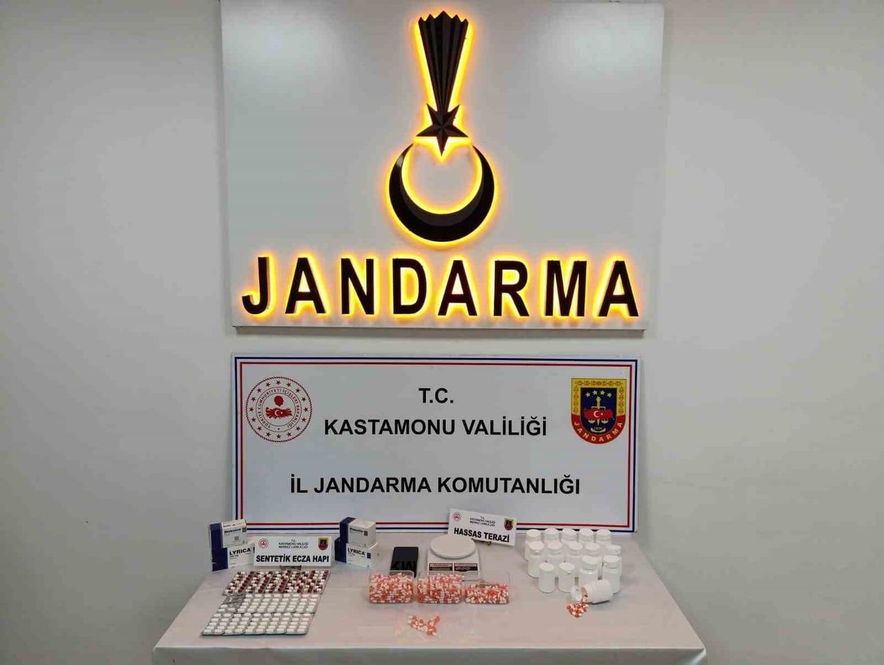 OPERASYONDA, 163 ADET SENTETİK ECZA HAPI, 778 ADET BOŞ SENTETİK ECZA HAPI KAPSÜLÜ, 40 ADET...