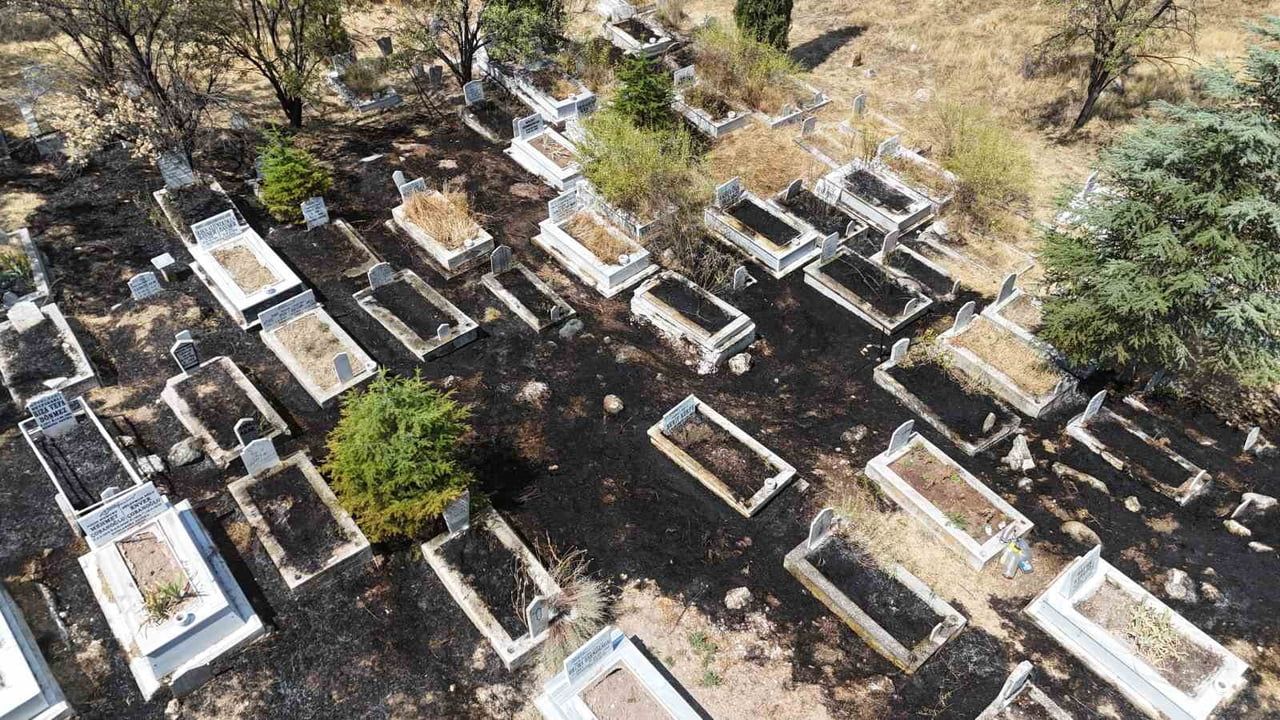 ESKİŞEHİR'DE BİR MEZARLIKTA KURU OTLARIN TUTUŞMASI SONUCU ÇIKAN YANGINDA ÇOK SAYIDA KABİR ZARAR...