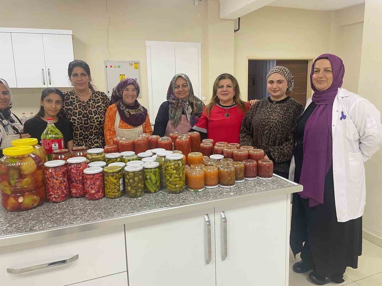 KADINLAR KIŞLIK HAZIRLIKLARINI DAYANIŞMAYLA YAPTI