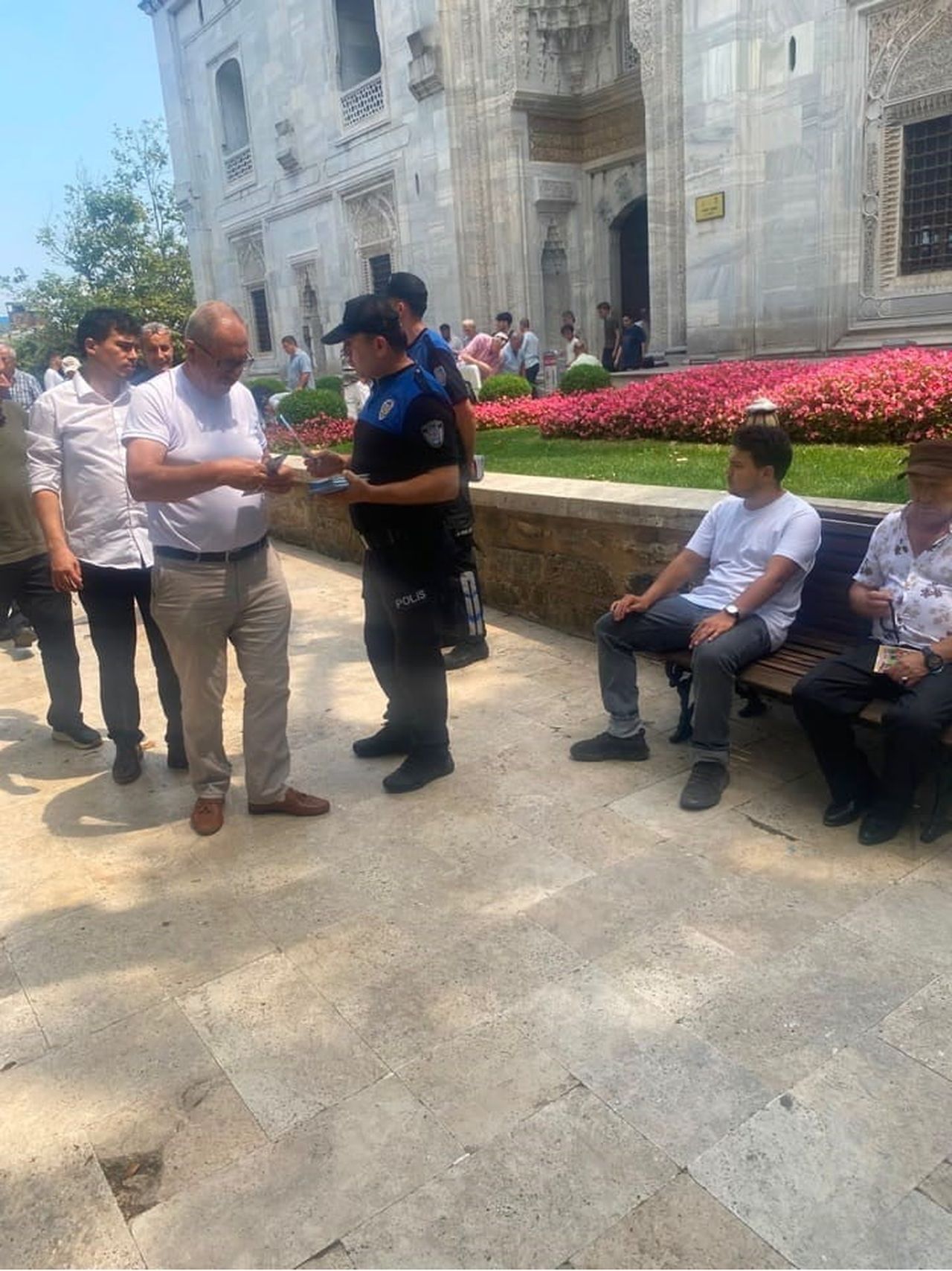 BURSA’DA POLİS EKİPLERİ, YILDIRIM İLÇESİNDEKİ YEŞİL CAMİİ’NDE CUMA NAMAZI SONRASI VATANDAŞLARLA...