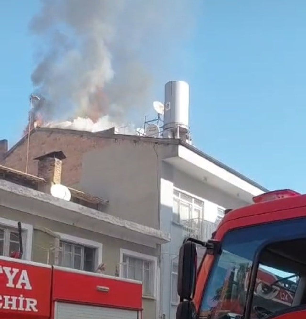 MALATYA'NIN BATTALGAZİ İLÇESİNDE BİR APARTMANIN ÇATISINDA ÇIKAN YANGIN, İTFAİYE EKİPLERİNİN...