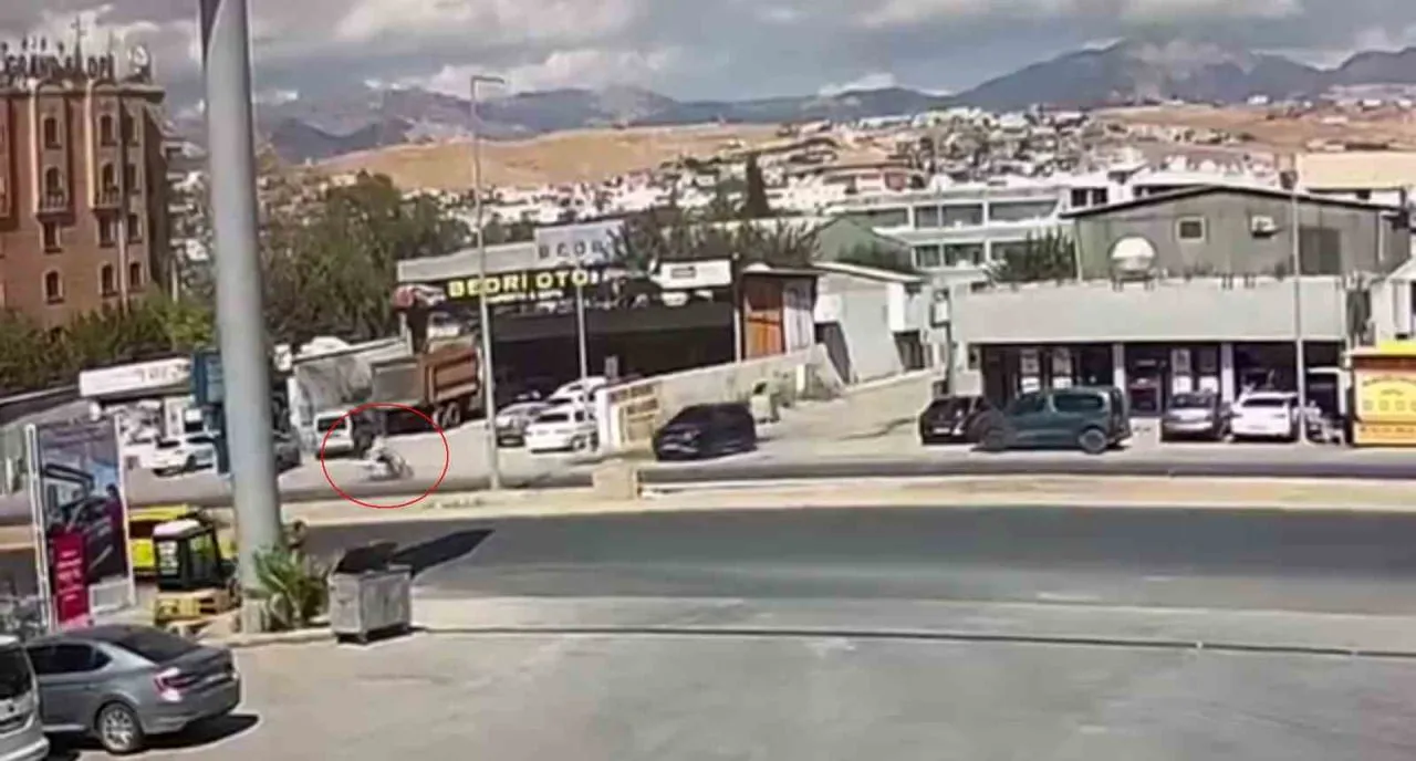ŞIRNAK’IN SİLOPİ İLÇESİNDE MOTOSİKLETİYLE TERS YÖNDE İLERLEYEN 15 YAŞINDAKİ ÇOCUK, KARŞISINA ÇIKAN...