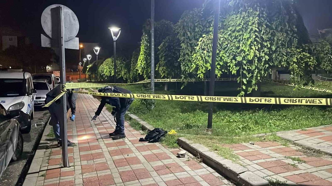 KARAMAN’DA PARKTA ÇIKAN BIÇAKLI KAVGADA 17 YAŞINDAKİ 2 ÇOCUK AĞIR YARALANDI. OLAYIN ARDINDAN KAÇAN...