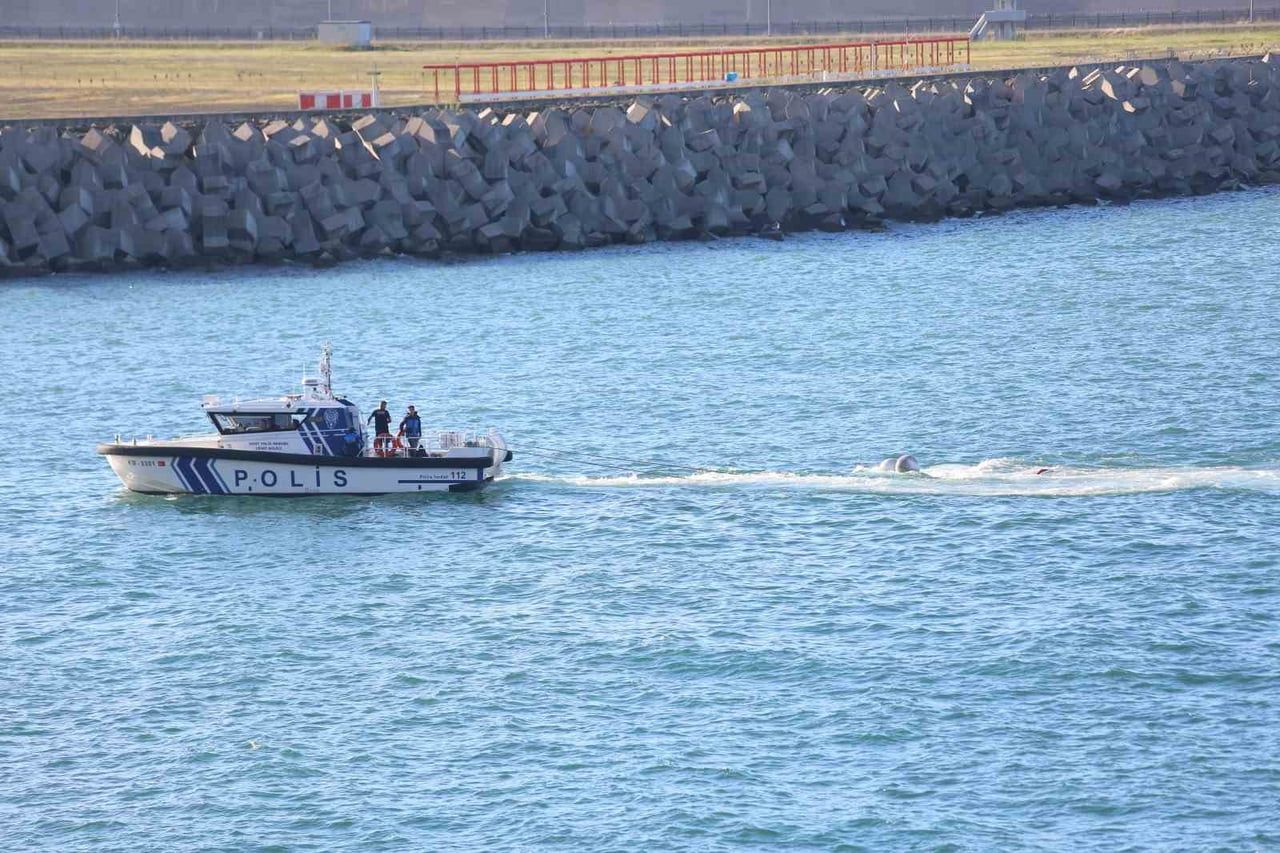 GÜRCİSTAN’IN BATUM KENTİNDEN KALKAN VE MOTOR ARIZASI NEDENİYLE RİZE AÇIKLARINA ACİL İNİŞ YAPAN...