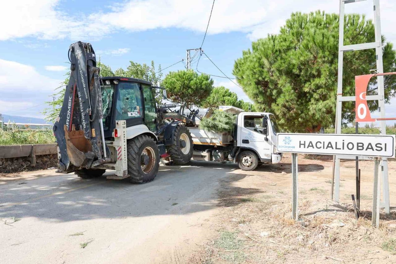 AYDIN BÜYÜKŞEHİR BELEDİYESİ EKİPLERİ, İNCİRLİOVA’NIN HACIALİOBASI MAHALLESİ’NDE YEŞİL ALANLARDA...