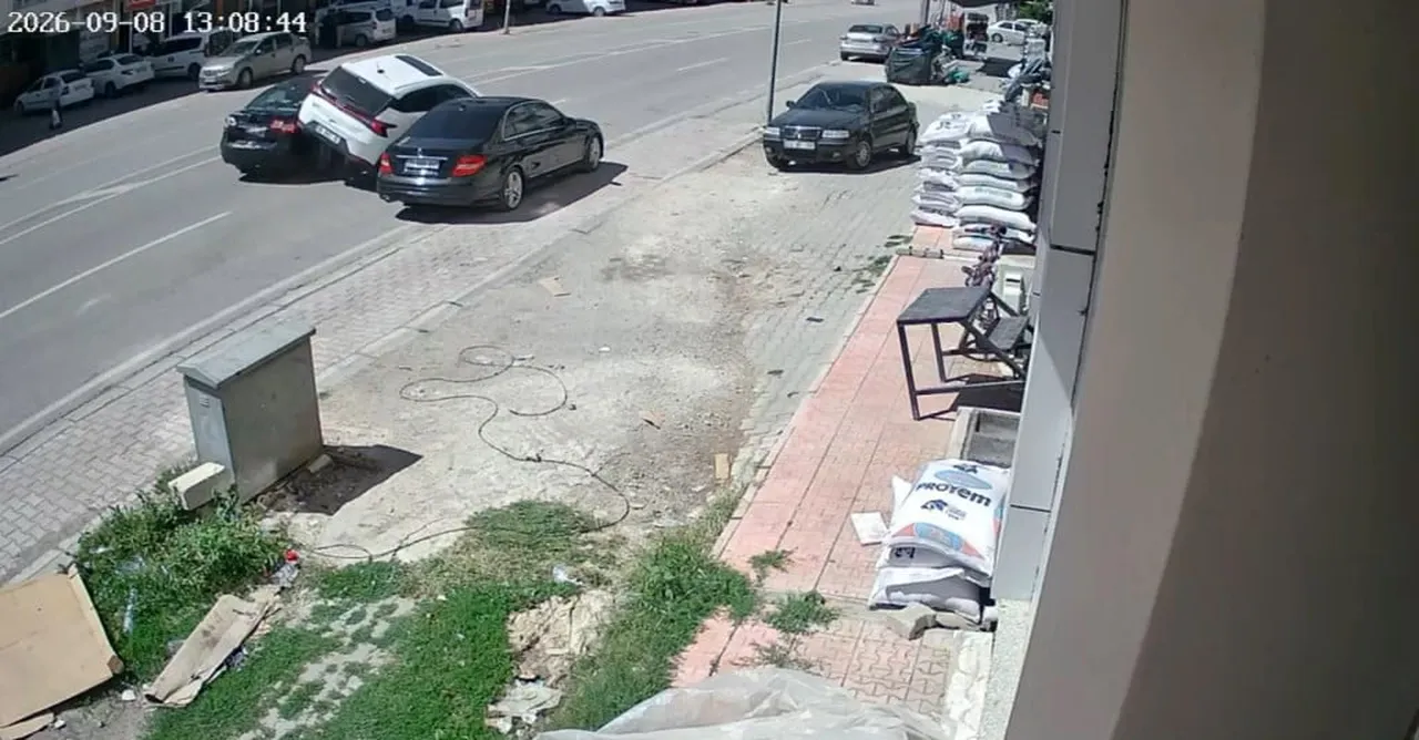 ELAZIĞ’IN KARAKOÇAN İLÇESİNDE BİR GÜN ARAYLA AYNI KAVŞAKTA MEYDANA GELEN 2 TRAFİK KAZASI...